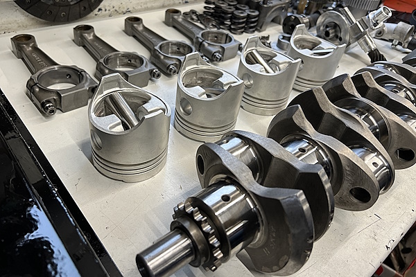 HANGAR 111 – Lotus Performance